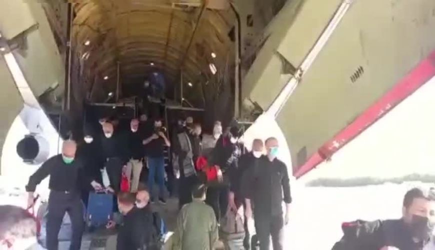 فیلمی از لحظه پیاده شدن زائران از هواپیمای باری تهران به نجف 