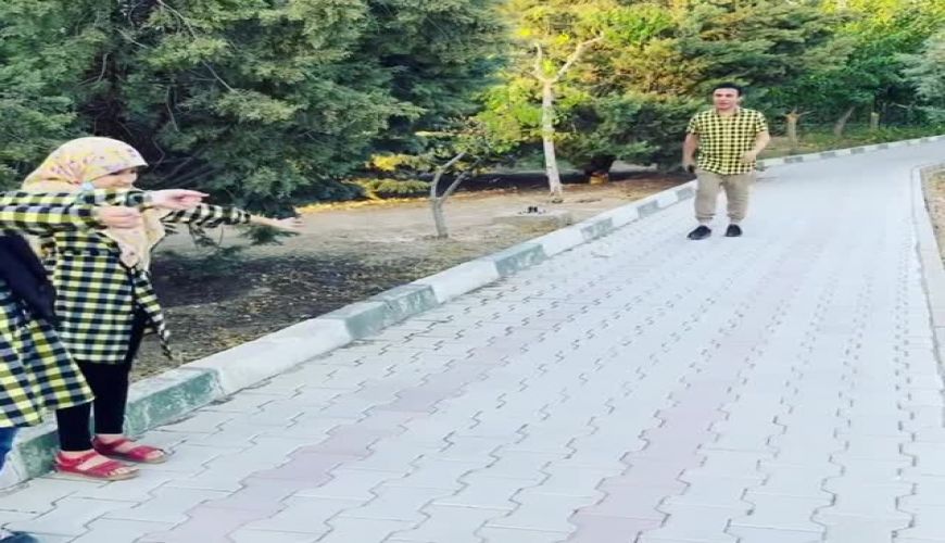 ست شدن لباس عمو پورنگ با دو دختر در پارک هنگام پیاده روی آقای مجری