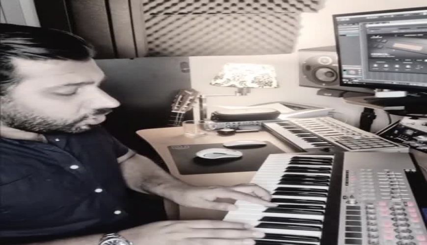 آواز خوانی احسان خواجه امیری در خانه اش