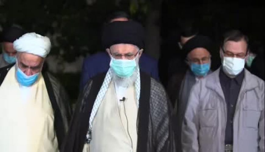 اقامه نماز رهبر معظم انقلاب بر پیکر آیت‌الله حسن‌زاده آملی