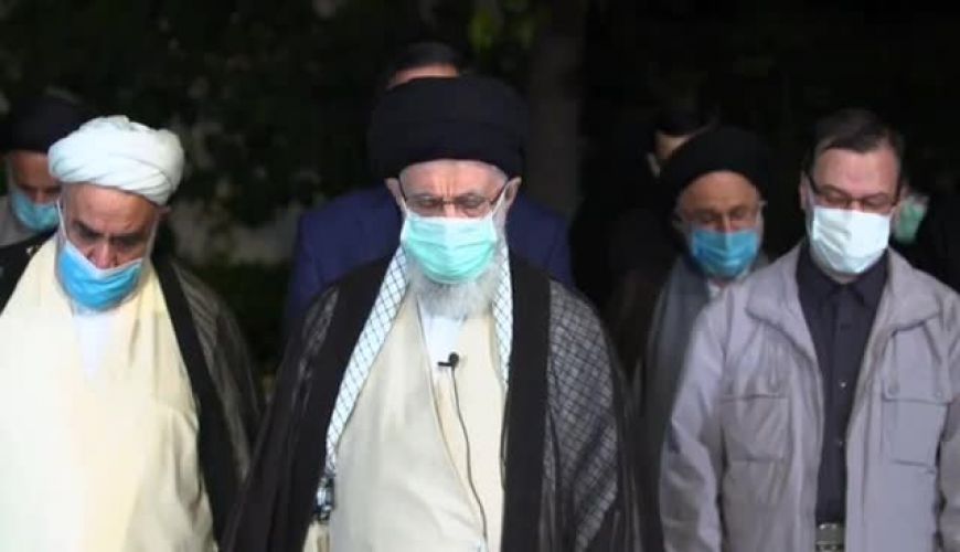 اقامه نماز مقام معظم رهبری  بر پیکر  آیت‌الله حسن‌زاده آملی