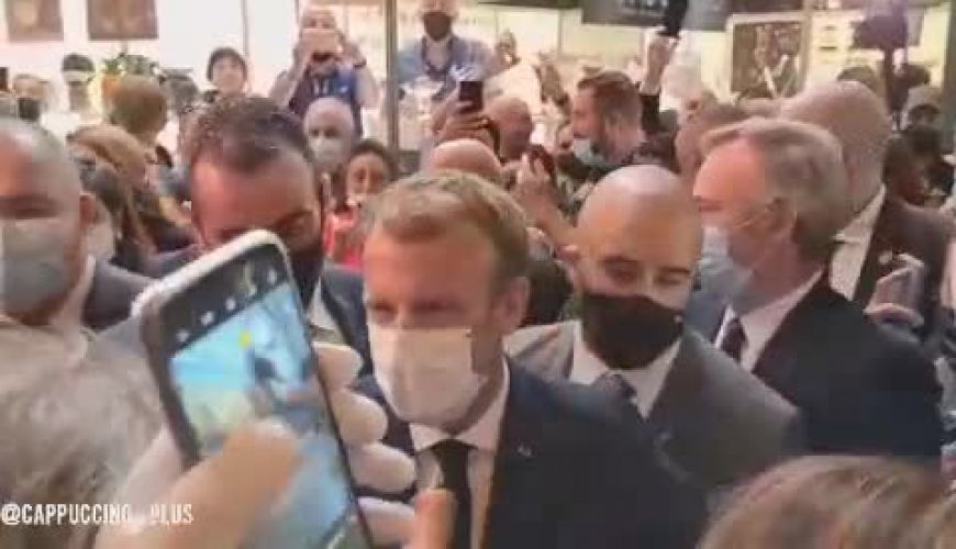 پرتاب تخم مرغ به سمت مکرون رئیس جمهور فرانسه