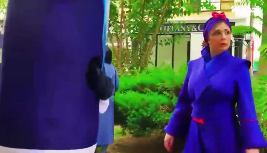 تبلیغ نیوشا ضیغمی بازیگر برای یک نوشیدنی به سبک گروه معروف