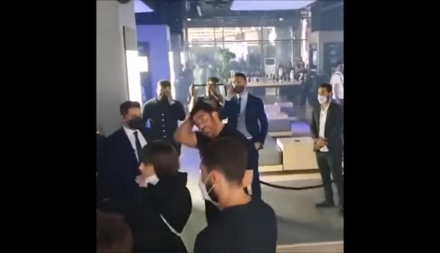 تذکر حجاب توسط گلزار به دختری که کنارش برای عکس انداختن ایستاد