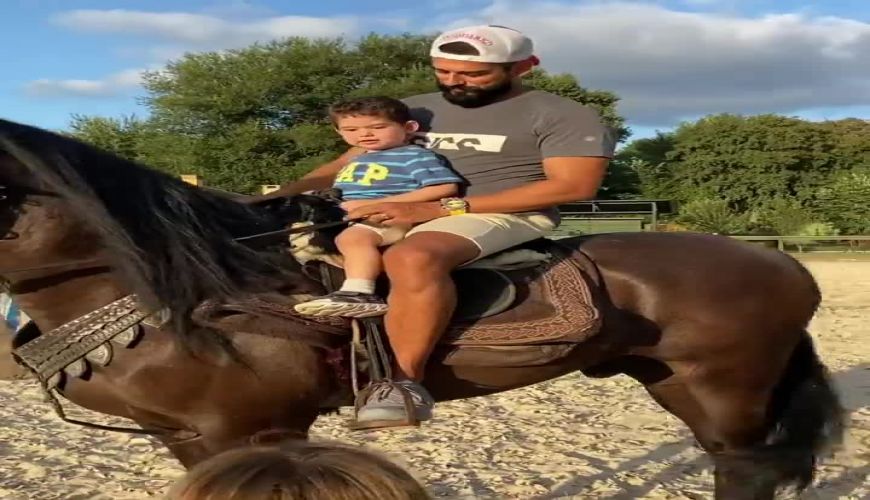 اسب سواری بوراك اوزچیویت بازیگر اهل ترکیه به همراه پسرش