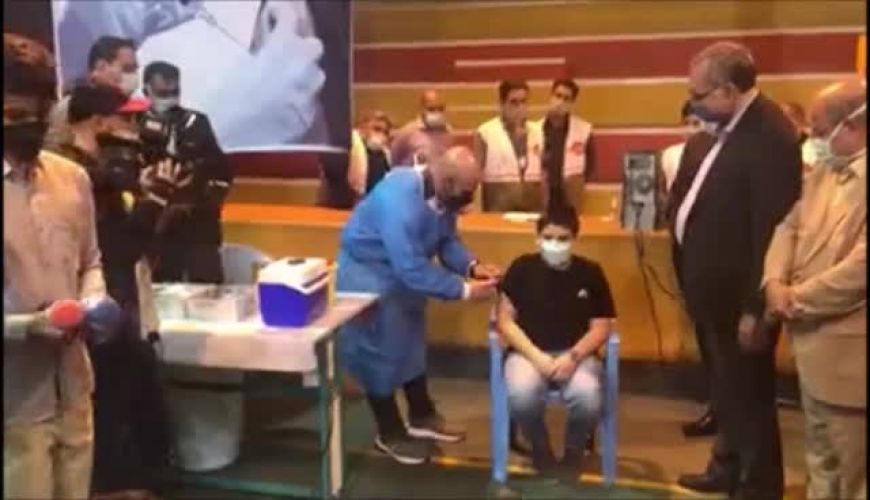 نوه ١٢ ساله وزير بهداشت در حضور وزير واكسن سينوفارم زد