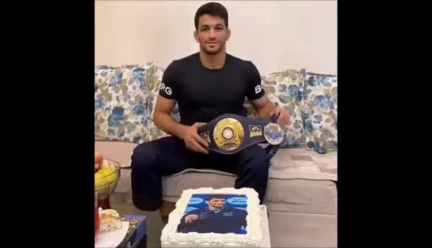 جشن قهرمانی حسن یزدانی در خانه