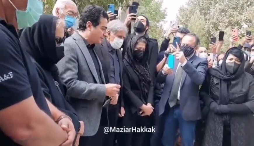 آواز خوانی همایون شجریان در کنار آرامگاه پدرش