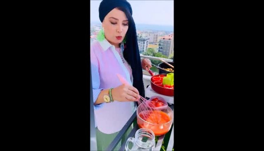 پخت فلفل دلمه ای به سبک صبا راد در تراس خانه اش استانبول