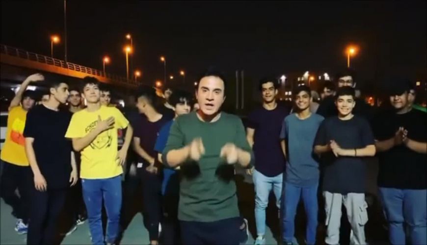 مورچه های بی لباس کلبه عمو پورنگ در حال تمرین حرکات نمایشی