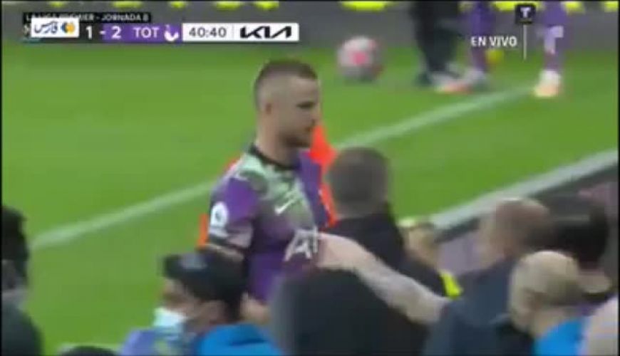 اتفاق عجیب در لیگ انگلیس؛ سکته یک تماشاگر بازی را متوقف کرد