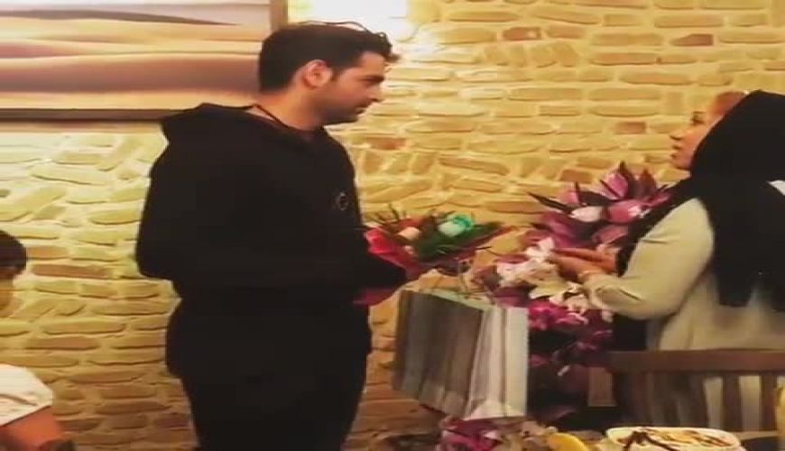 سلفی طرفدارن امیرحسین آرمان بعد از دادن هدیه در رستوران