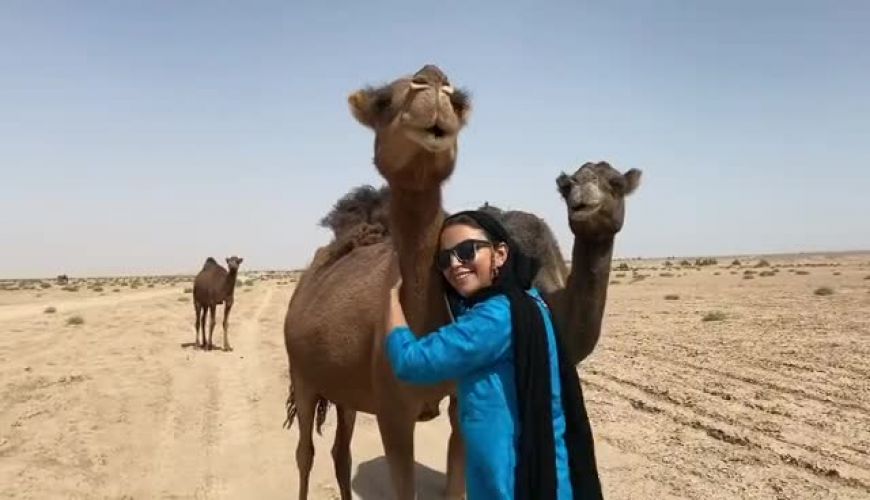 تفریح شبنم فرشادجو بازیگر با شترها در اصفهان و کویر مرنجاب