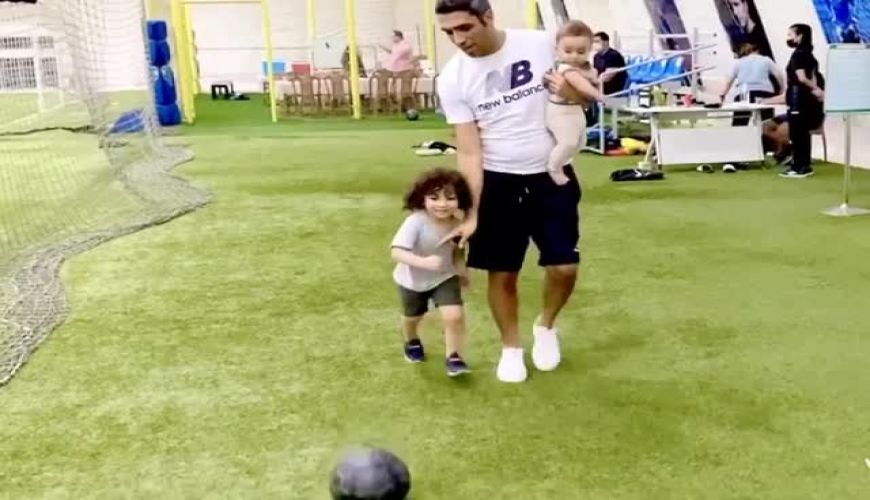 سپهر حیدری فوتبالیست و پسرانش دیاکو و آروکو در زمین فوتبال