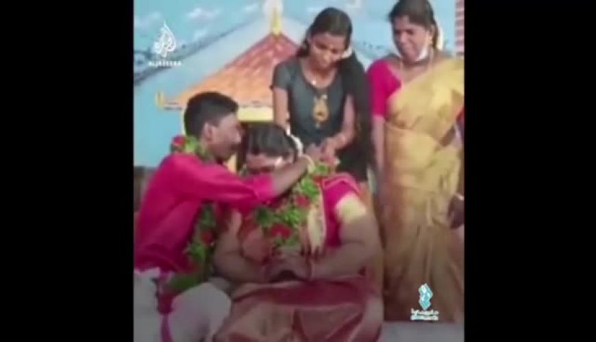 ازدواج یک زوج هندی وسط سیل ویرانگر داخل ظرف بزرگ پخت غذا 