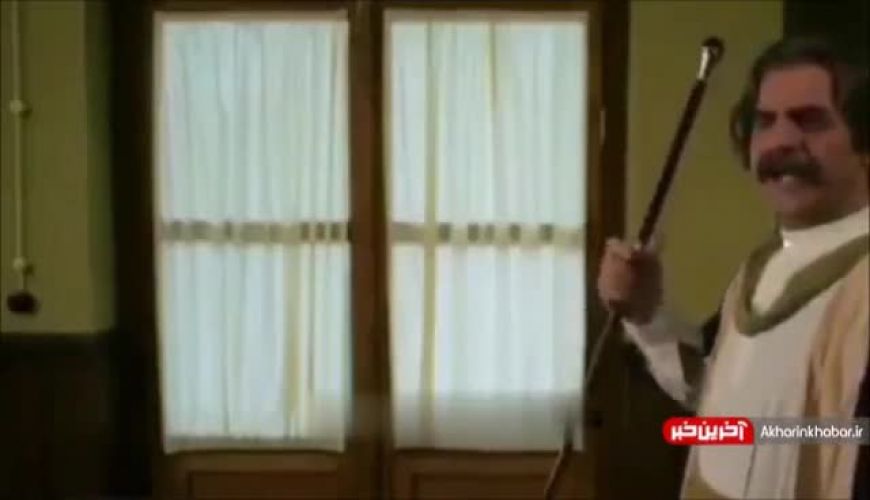 آواز خوانی زنده یاد عزت‌الله مهرآوران در سریال «معمای شاه»