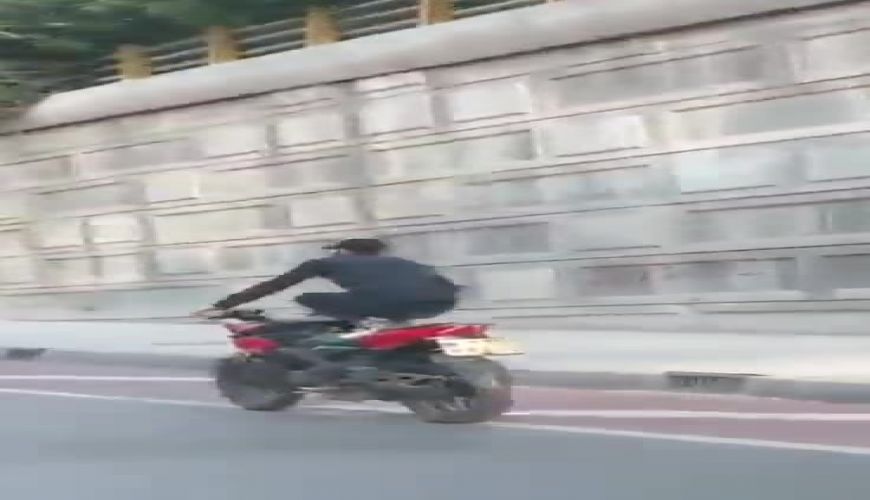 حرکات خطرناک و جنون‌آمیز یک موتورسوار در تهران 