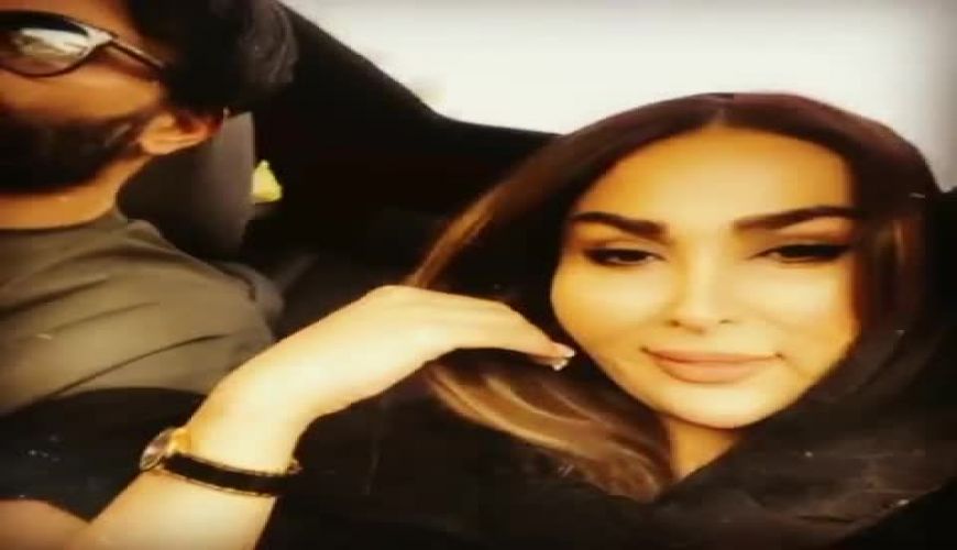 دابسمش نیکبخت واحدی و همسرش در ماشین لاکچری