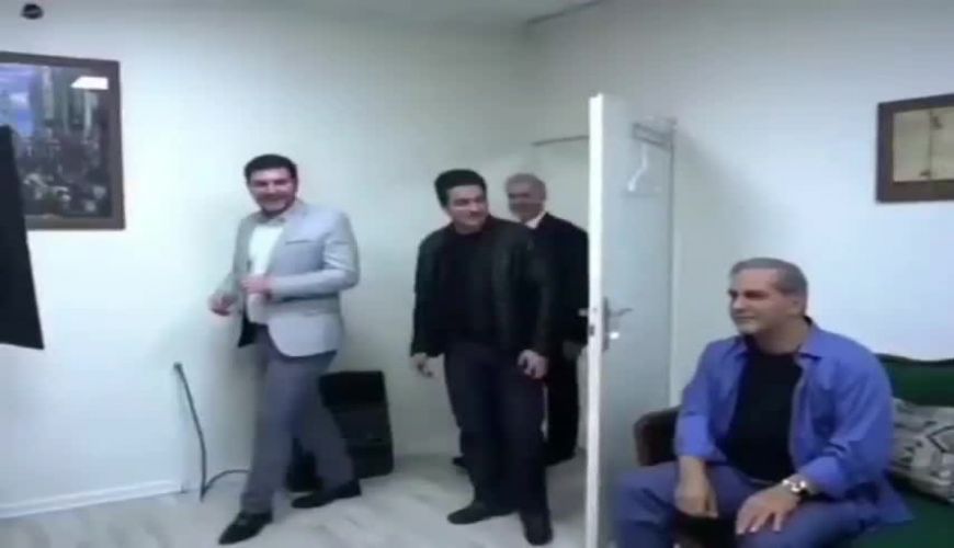 واکنش جالب همايون شجريان هنگام دیدن مجسمه ي مهران مديری