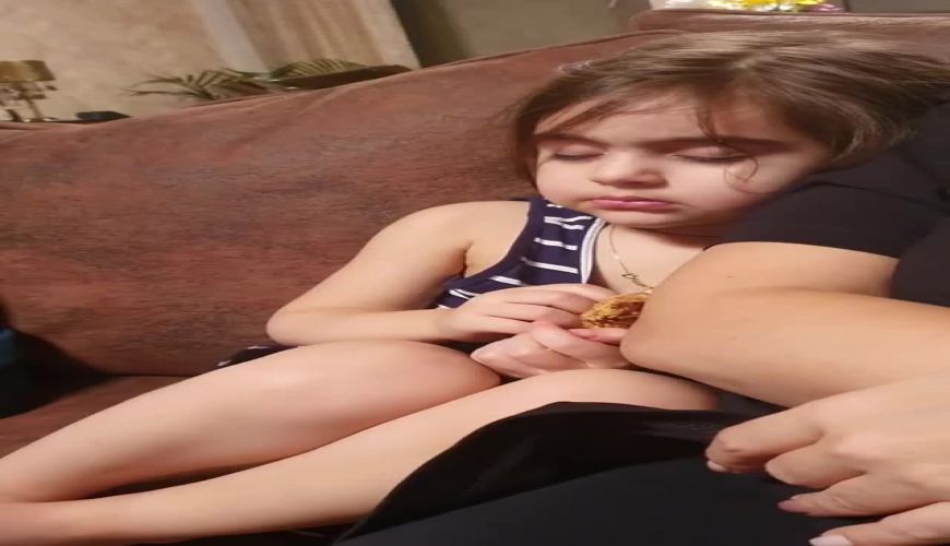 ثبت لحظه جالب بخواب رفتن رز دختر زیبای محسن کیایی