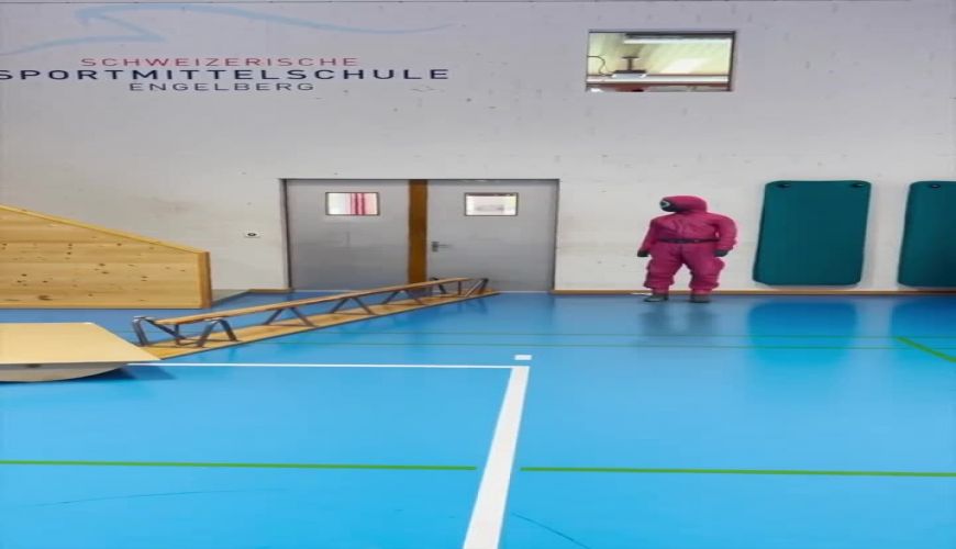 نمایش مهارتهای اسکی‌باز سوئیسی به شیوه سریال «بازی مرکب»