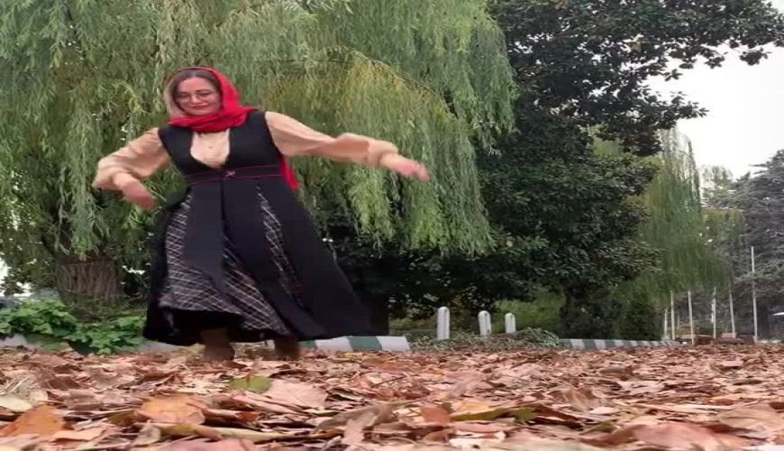 پیچ خوردن پای مهراوه شریفی نیا وقتی می خواد مثل مدل ها راه بره