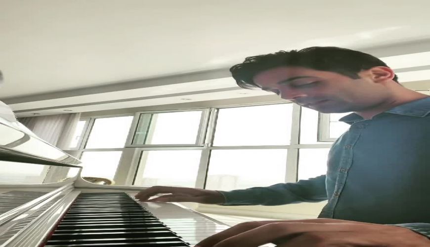 پیانو نوازی آرمان درویش بازیگر ملکه گدایان همراه استادش