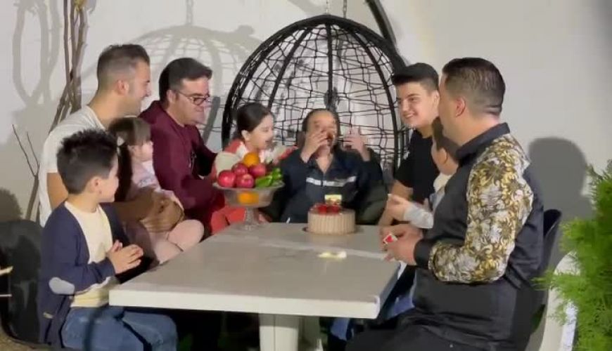 جشن تولد ۷۴ سالگی اسدالله یکتا کنار پسرها و نوه هایش