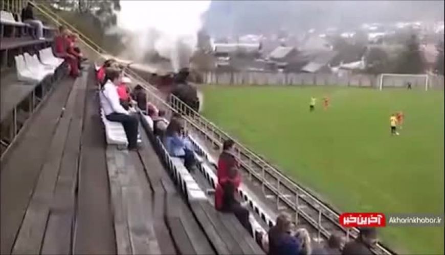 عبور عجیب یک قطار از وسط استادیوم فوتبال در جریان بازی