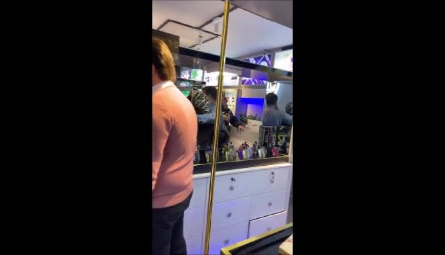 امیرخسرو عباسی همسر بهاره رهنما در مغازه آرایشی خودش