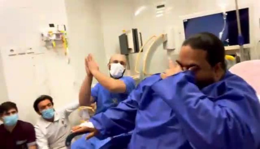 آوازخوانی یکی از کادر بیمارستان پیش از عمل جراحی رضا صادقی 