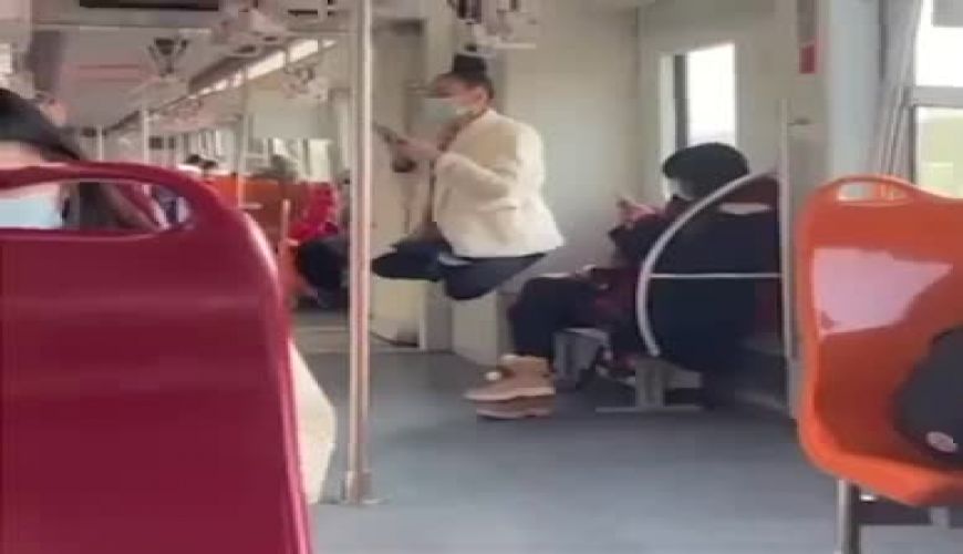 آویزان‌ شدن یک زن جوان با موهایش در مترو! 