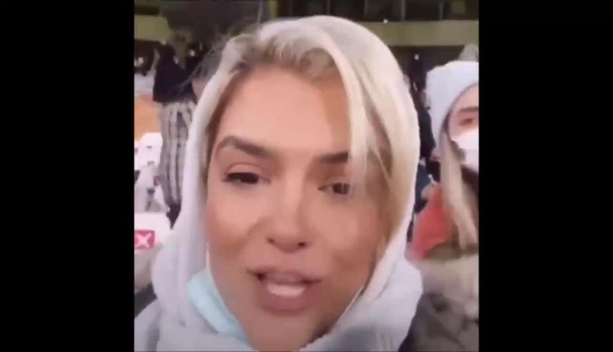 خوشحالی دنیا مدنی و خواهرش درنا در ورزشگاه آزادی