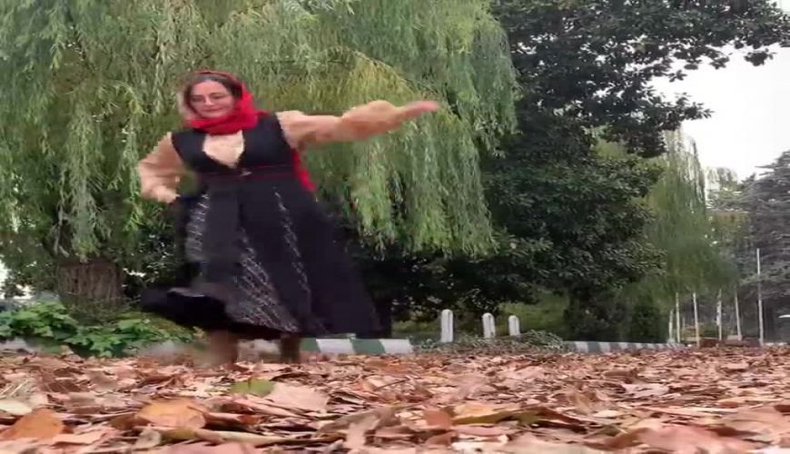 راه رفتن مدلینگ مهراوه شریفی نیا در میان برگ های پاییزی 