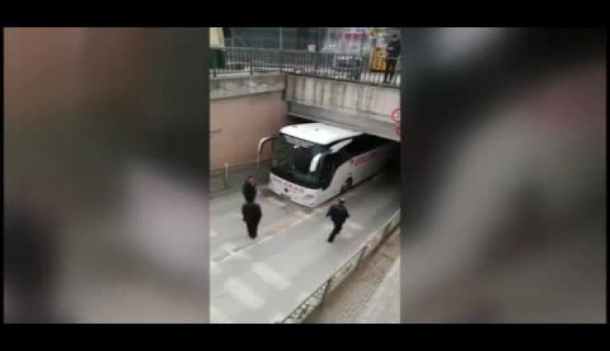  گیر کردن اتوبوس مسافربری زیر یک پل زیرگذر