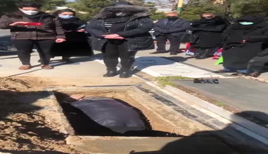 خاکسپاری مادر بیژن امکانیان ساده و بدون سرو صدا