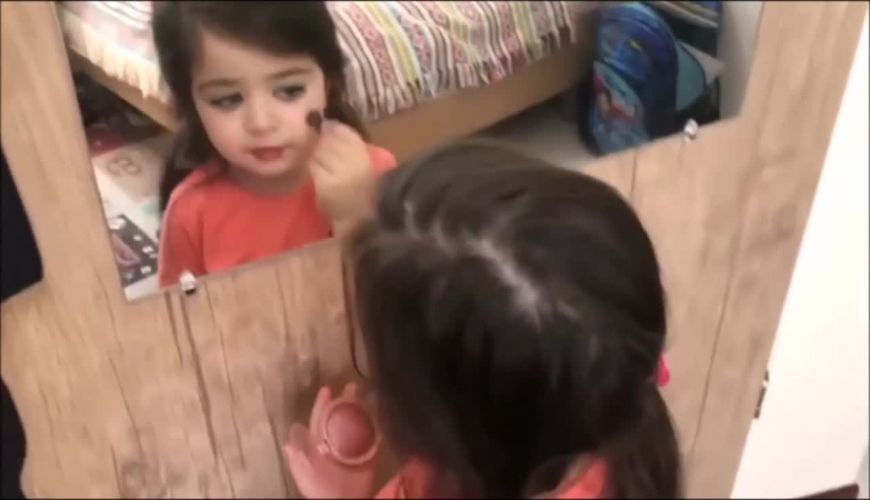 آرایش کردن هانا پاک نیت نوه بازیگر معروف به کمک خاله اش