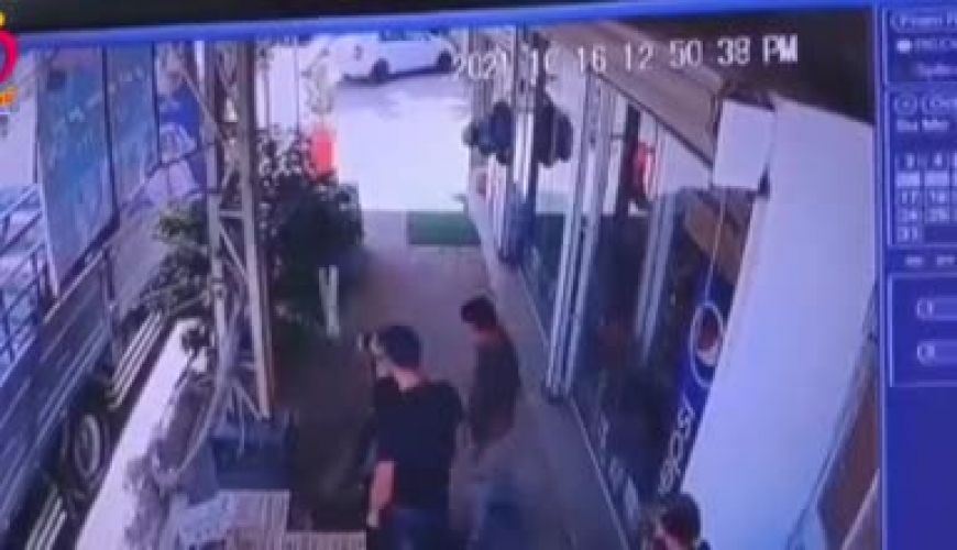  لحظه برق گرفتگی ناگهانی یک عابر و واکنش شگفت‌انگیز یک شهروند