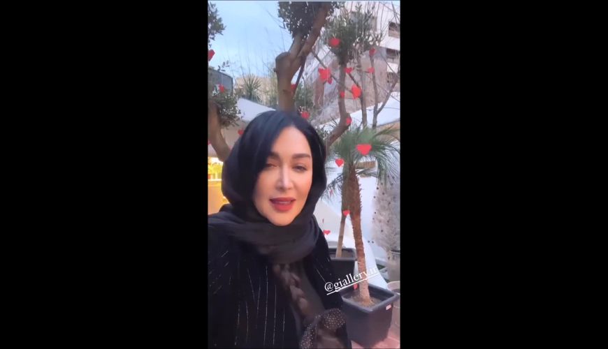 سارا منجزی در گلفروشی تهران برای خرید کاکتوس های زیبا