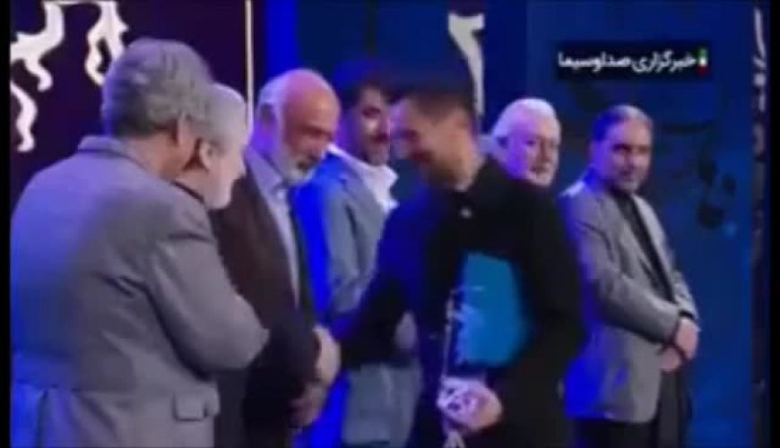 لحظه اهدای جایزه بهترین بازیگر مرد به امین حیایی توسط شهاب حسینی