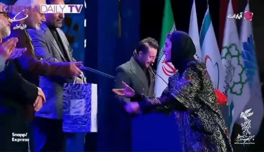 لحظه‌ اعلام نام فرشته حسینی به عنوان برنده دیپلم افتخار