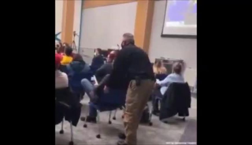 اخراج پدر یکی از دانش آموزان در جلسه اولیا و مربیان به دلیل نزدن ماسک در نیویورک