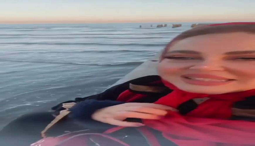 حس خوب بهاره رهنما در کنار بندر انزلی در شمال کشور