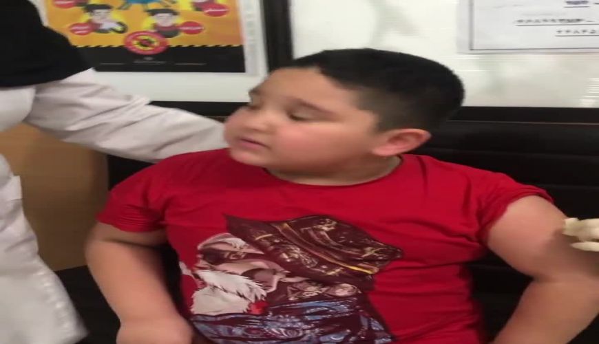 ترس طاها عبدالهی بازیگر نیسان آبی هنگام زدن واکسن