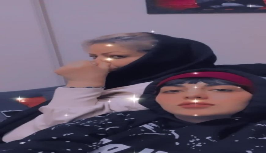 مهشید جوادی در آغوش مادرش