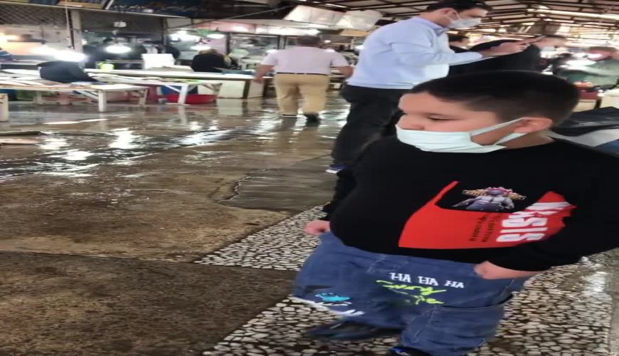 طاها عبداللهی بازیگر خردسال نیسان آبی در بازار ماهی فروشان محمود آباد