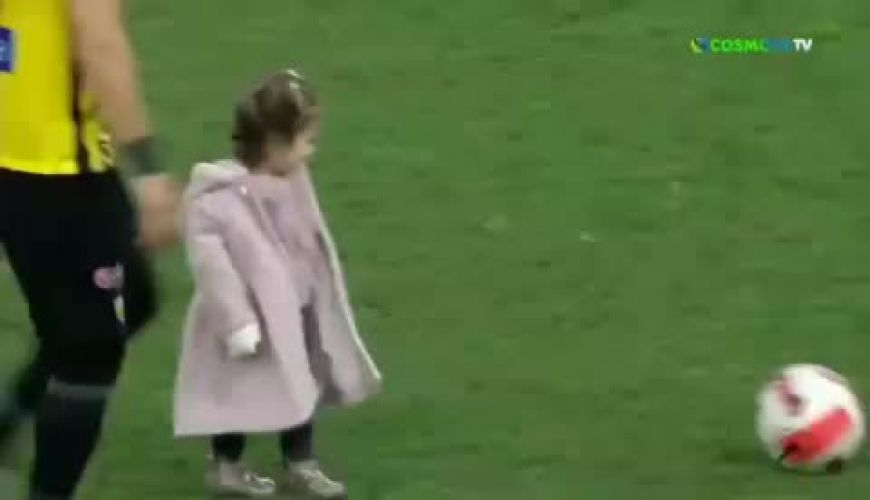 تیپ زمستانی دختر احسان حاج صفی در استادیوم آ اک یونان