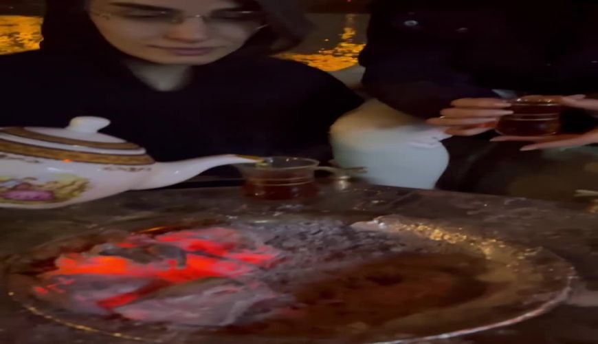 چای منقلی لیلا بلوکات با دوستش کنار رود زیبای کارون