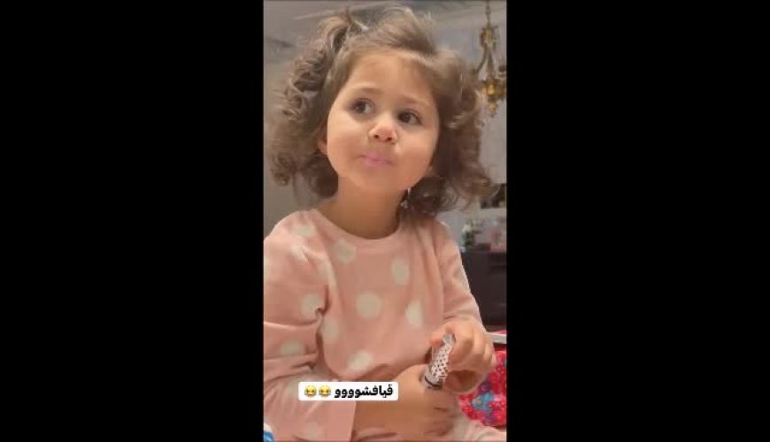 نبات استخری در حال مرتب کردن وسایل آرایشی فروشگاه دایی اش