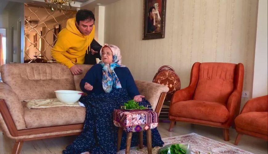 اعتراض ننه نقلی مادر عموپورنگ از پخش نشدن آهنگ های پسرش